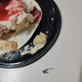 Çilekli Pasta İçinden Çıkan Tehlike