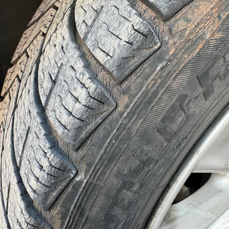 Eski Ve Çatlak Lastiklerle Güvensiz Yolculuk