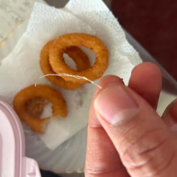 Sanpa Gıda ( Donuk Market ) Bonfrit Soğan Halkasının İçerisinden Uzun Beyaz Plastik Parçalar Çıktı!