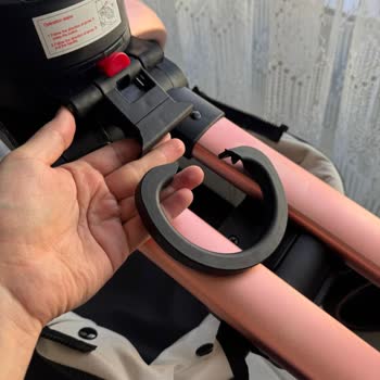 Kırık Bebek Arabası Ve İletişimsiz Satıcı