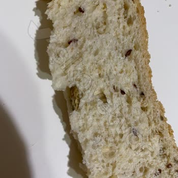 UNO Çok Tahıllı Ekmekte Beklenmedik Cisimler