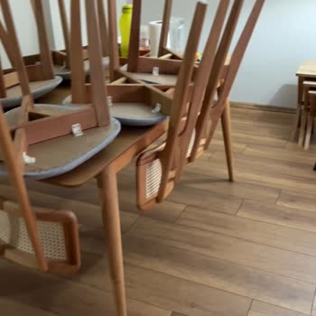 Ahmet Ayazbey Masa Sandalye Ayakları Sallanmaya Başladı ve Kırıldı