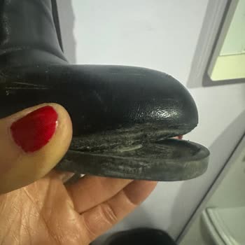 Nine West Botumun Hızlı Deformasyonu Ve Burun Kısmının Ayrılması