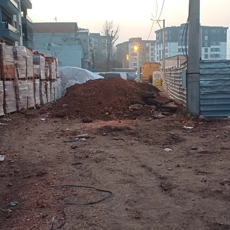 Kentsel Dönüşüm Kaosu: Yollar Çamur Ve Tuğlalarla Kaplı