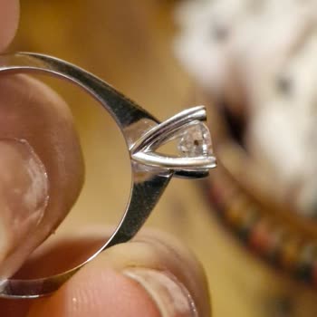 Atasay'dan Aldığım Tektaş Yüzüğün İçindeki Leke