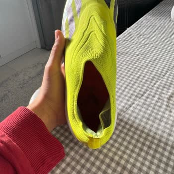 Adidas Kramponların Dikiş Sorunu Amatör Futbolcuya Zorluk Yaşatıyor