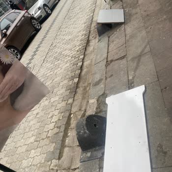 İstanbul Büyükşehir Belediyesi Kaldırıma Park Eden Arabalar Çekilsin!