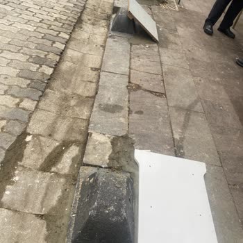 İstanbul Büyükşehir Belediyesi Kaldırıma Park Eden Arabalar Çekilsin!