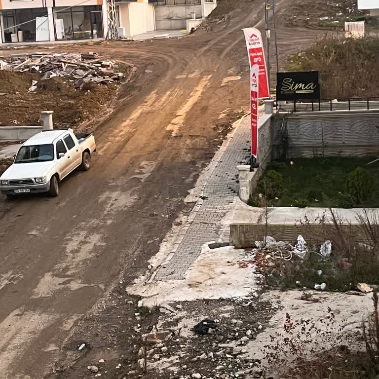 Atakum'da Yolların Yapılmaması Nedeniyle Sürekli Zarar Görüyoruz