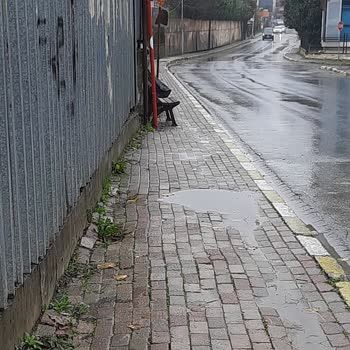 Çekmeköy'de Üstü Kapalı Durak Sorunu Ve Belediye İhmali