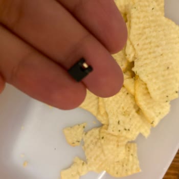 Lays Cipsin İçinden Çıkan Plastik Parça Tehlikesi