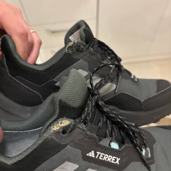 Adidas Ayakkabılarda Bağcık Problemi
