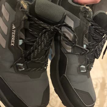 Adidas Ayakkabılarda Bağcık Problemi