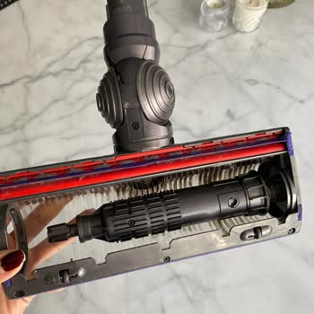 Dyson V12 Süpürge Başlığında Yağ Benzeri Çizikler Sorunu