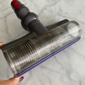 Dyson V12 Süpürge Başlığında Yağ Benzeri Çizikler Sorunu