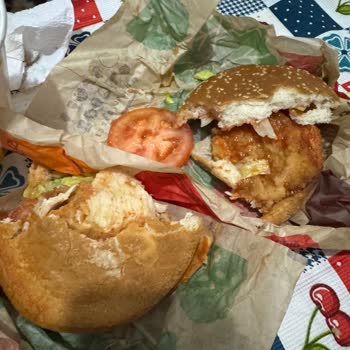 Burger King'de Spicy Sos Yanıltmacası ve Çiğ Tavuk Sorunu