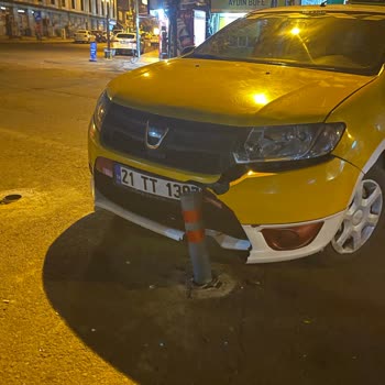 Sur Belediyesi Yanlış Yerleştirilen Dubalar Yüzünden Araç Hasarı