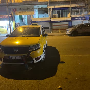 Sur Belediyesi Yanlış Yerleştirilen Dubalar Yüzünden Araç Hasarı