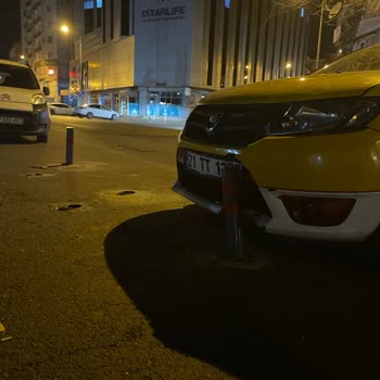 Sur Belediyesi Yanlış Yerleştirilen Dubalar Yüzünden Araç Hasarı