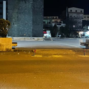 Sur Belediyesi Yanlış Yerleştirilen Dubalar Yüzünden Araç Hasarı