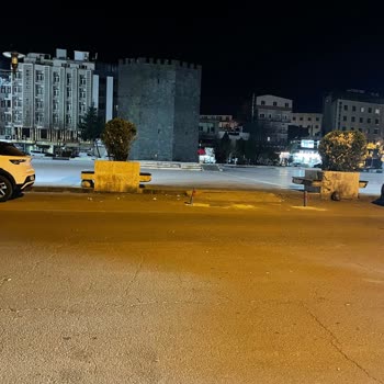 Sur Belediyesi Yanlış Yerleştirilen Dubalar Yüzünden Araç Hasarı