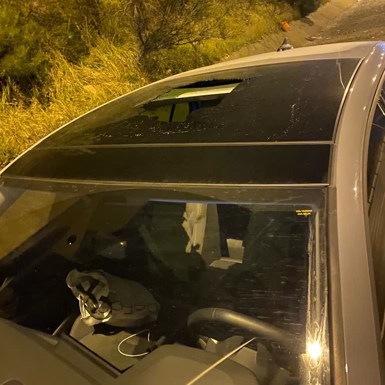 Volkswagen Golf Sunroof Camı Kendiliğinden Patladı: Güvenlik Tehlikesi