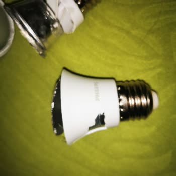 Philips LED Ampul Kaplaması Dökülüyor