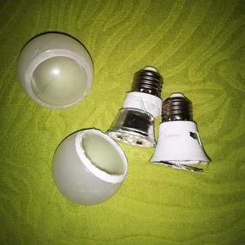 Philips LED Ampul Kaplaması Dökülüyor