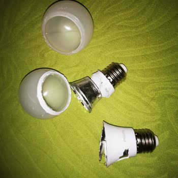 Philips LED Ampul Kaplaması Dökülüyor