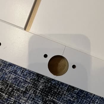 IKEA'dan Aldığım Kitaplığın Çatlak Kapağı İçin Çözüm Bekliyorum