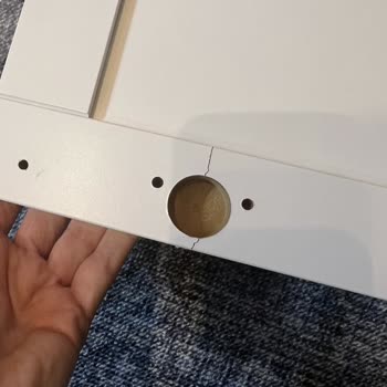 IKEA'dan Aldığım Kitaplığın Çatlak Kapağı İçin Çözüm Bekliyorum