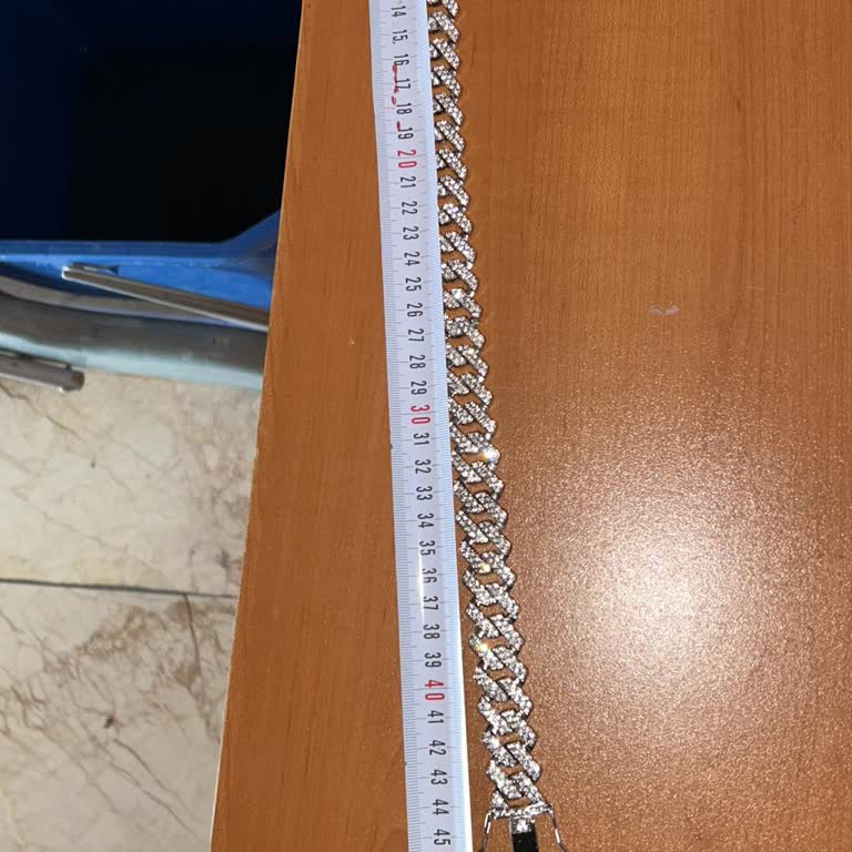 Yanlış Uzunlukta Kolyenin Teslimatı