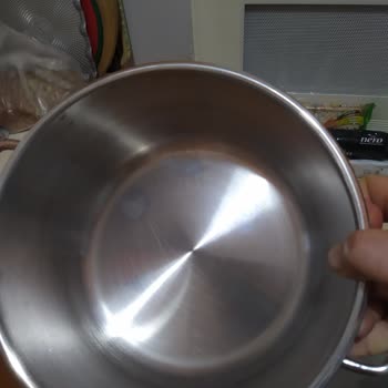 Amboss Tencerede Lekeler Ve Sağlık Riski