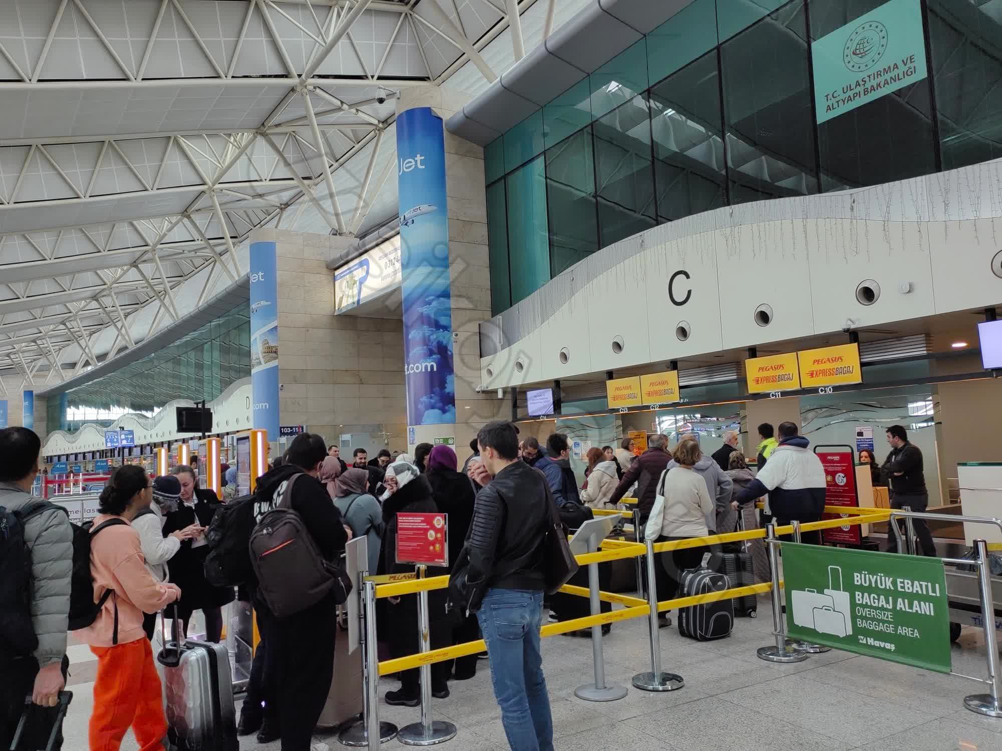 Havalimanında bagaj teslim ve check-in alanı
