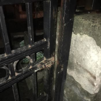 Mezarlıkta Güvenlik Sorunları Ve İlgisizlik