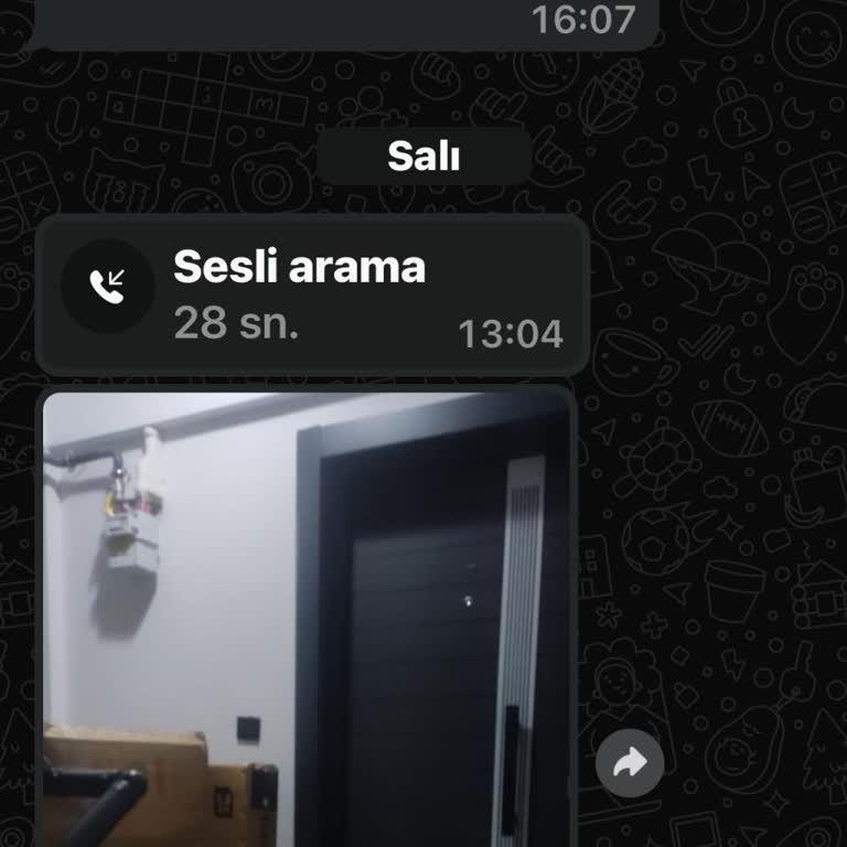 Kırık Masa Ve İlgisiz Müşteri Hizmetleri