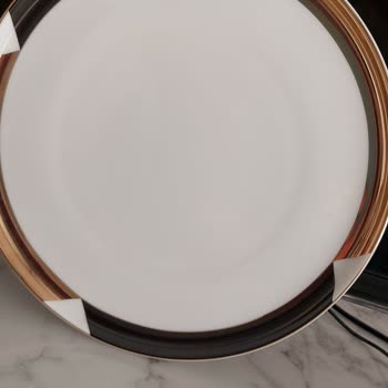 Yaldızları Lekelenen Yemek Takımı Ve İlgisizlik