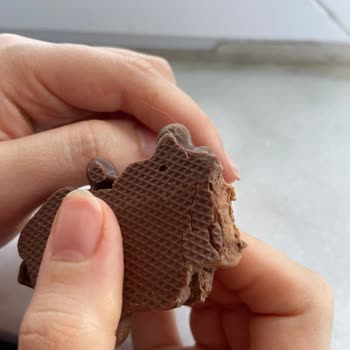 Eti Canga Cookie'de Hijyen Skandalı: Üründen Çıkan Kıl Şoku
