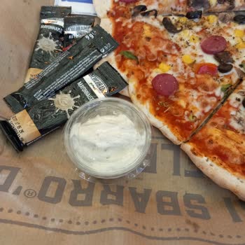 Büyük Boy Pizza İçin Yetersiz Sos Ve Yasal Olmayan Satış