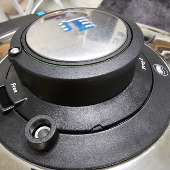 Düdüklü Tencere Kapağı Kırıldı Ve Çiziklerle Geri Geldi