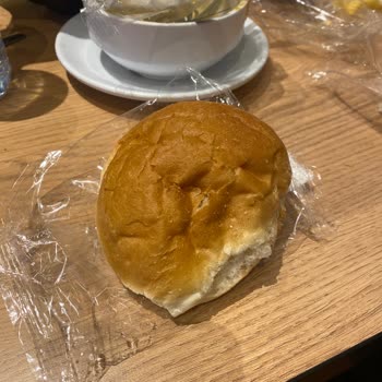 Bayat Ekmekler Ve Sorumsuz Garsonlar