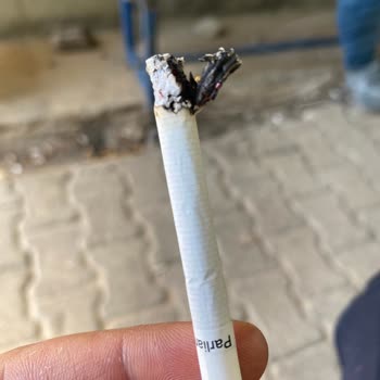 Parliament Midnight Blue, partículas de madera en cigarrillos