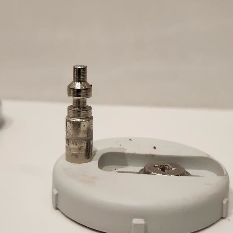 Klozet Kapağı Menteşesi Krizi: Bocchi'nin Yetersiz Müşteri Hizmeti