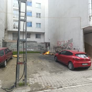 Esenyurt'ta Tehlikeli Çöp Ve Ateş Sorunu: Acil Çözüm Bekliyoruz