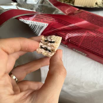 Eti Hoşbeş Çilekli Gofrette Şaşırtan Siyah Madde