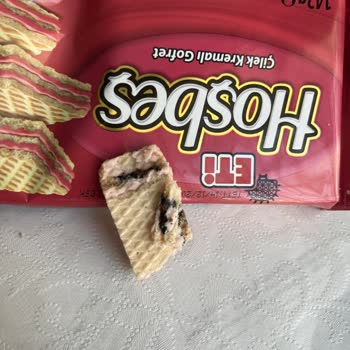 Eti Hoşbeş Çilekli Gofrette Şaşırtan Siyah Madde