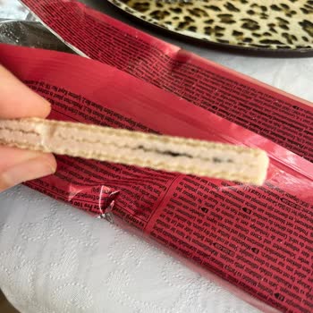 Eti Hoşbeş Çilekli Gofrette Şaşırtan Siyah Madde