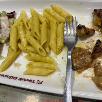 Tavuk Dünyası'nda Hayal Kırıklığı: Yanık Tavuklar Ve Soğuk Makarnalar