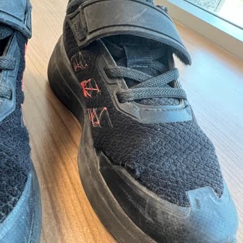 Zapatillas Adidas con defectos en 3 semanas, mala garantía