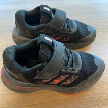 Zapatillas Adidas con defectos en 3 semanas, mala garantía